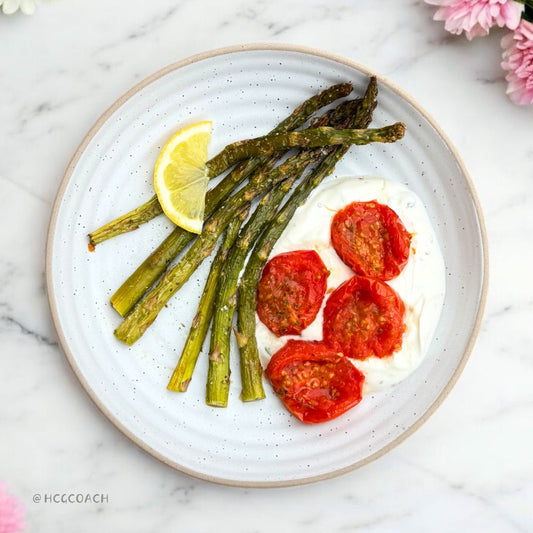 Erfrischender Ofen-Spargel mit Tomaten