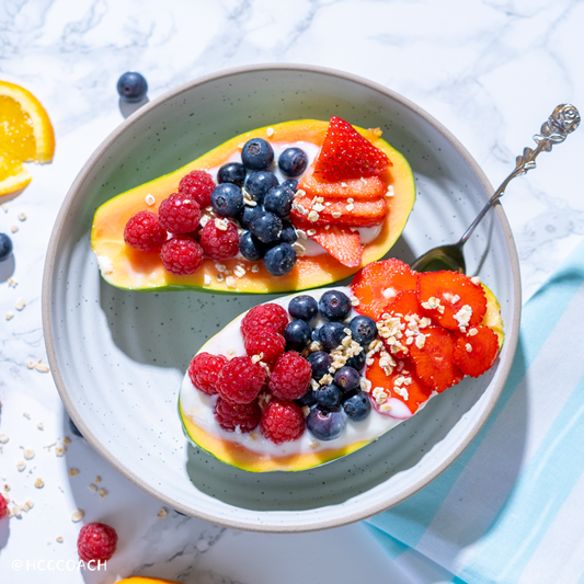 Gefüllte Papaya mit Joghurt und frischen Früchten