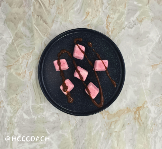 Frozen Protein-Bites mit Erdbeere & Schokosirup