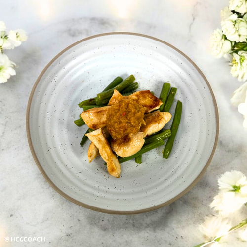 Hähnchenfilet auf Bohnen mit würziger Paste