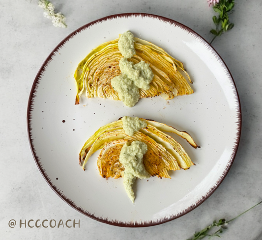 Gebackener Weißkohl mit cremiger Weißkohl-Zwiebel-Sauce