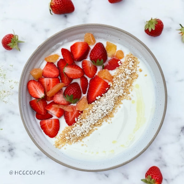 Zitronenjoghurt mit frischen Erdbeeren & Daily Flakes